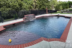 2400 Carriage Ln, Lincolnton, NC 28092 - Photo 2