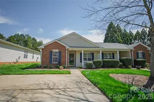 5320 Harris Cove Dr, Charlotte, NC 28269 - Photo 2