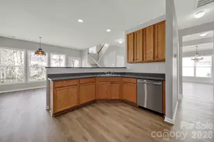 9911 Seven Oaks Dr, Charlotte, NC 28215 - Photo 16