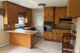 2137 23rd St Dr SE, Hickory, NC 28602 - Photo 2