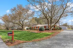 1224 Vickie Ln, Matthews, NC 28104 - Photo 2