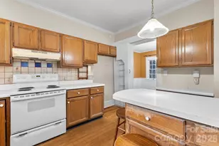 708 E Lake Dr, Greensboro, NC 27401 - Photo 10