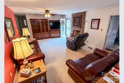 1017 3rd Avenue NW, Conover, NC 28613 - Photo 8