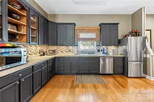 672 Blythe St, Hendersonville, NC 28739 - Photo 2