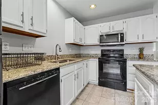 3268 Summercroft Ln, Charlotte, NC 28269 - Photo 4