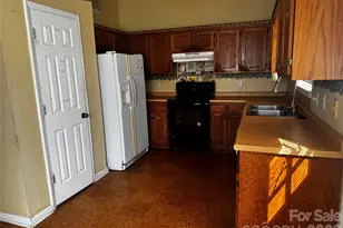 3648 High Laurel Ln, Charlotte, NC 28269 - Photo 6