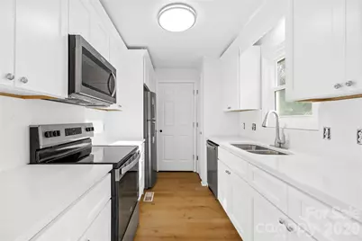 8122 Strawberry Point Drive, Charlotte, NC 28215 - Photo 10