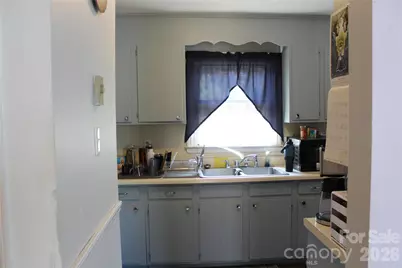 5445 Glenview Drive, Hickory, NC 28602 - Photo 8