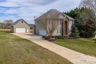 962 Huntington Hills Dr, Lincolnton, NC 28092 - Photo 2