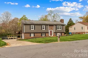 1757 Castlewood Ct, Hickory, NC 28602 - Photo 2