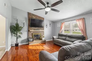 1757 Castlewood Ct, Hickory, NC 28602 - Photo 2