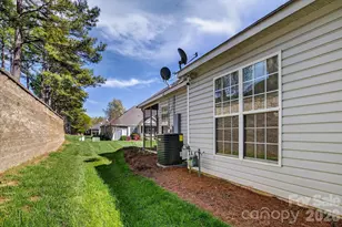 4492 Antelope Ln, Charlotte, NC 28269 - Photo 6