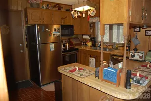 202 Knoll Cir, Newland, NC 28657 - Photo 6