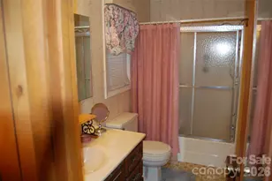 202 Knoll Cir, Newland, NC 28657 - Photo 10