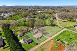 2421 35th St Ct NE, Hickory, NC 28601 - Photo 2