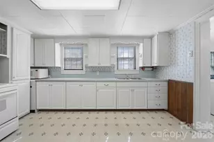 2421 35th St Ct NE, Hickory, NC 28601 - Photo 6