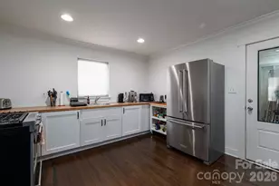 1642 Hawthorne Ln, Charlotte, NC 28205 - Photo 8