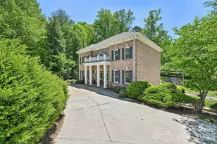 209 37th Ave Pl NW, Hickory, NC 28601 - Photo 2