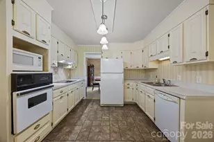 3124 Primrose Dr, Hendersonville, NC 28792 - Photo 14