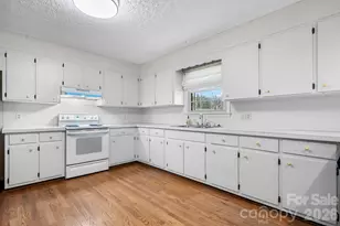 5515 Chestnut Dr, Hickory, NC 28602 - Photo 8