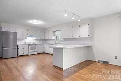 5515 Chestnut Drive, Hickory, NC 28602 - Photo 10