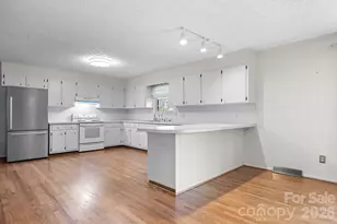 5515 Chestnut Dr, Hickory, NC 28602 - Photo 10