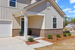 7024 Maple Run Cir, Charlotte, NC 28215 - Photo 2