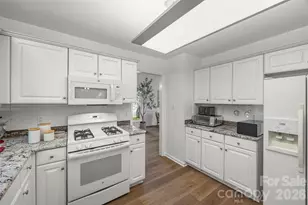 8607 Piccone Brook Ln, Charlotte, NC 28216 - Photo 12