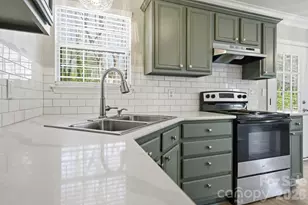 10122 Northwoods Forest Dr, Charlotte, NC 28214 - Photo 2