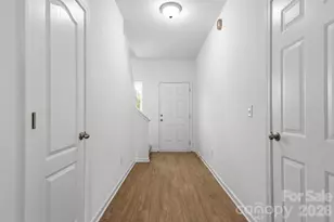 9104 Maidenhair Ct, Charlotte, NC 28215 - Photo 2