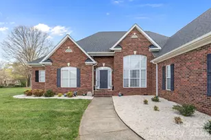 7407 Balintoy Ln, Matthews, NC 28104 - Photo 2