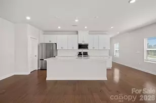 11935 Red Leaf Dr, Charlotte, NC 28215 - Photo 8