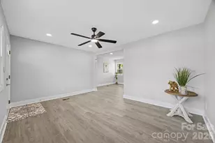 553 Derrydowne Dr, Charlotte, NC 28213 - Photo 6