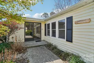 200 Cranbrook Cir, Hendersonville, NC 28792 - Photo 8