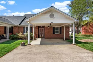19830 Oak Leaf Cir, Cornelius, NC 28031 - Photo 4