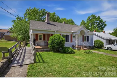 117 3rd Avenue SW, Hickory, NC 28602 - Photo 2