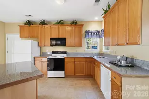 8721 Woodcock Ln, Charlotte, NC 28216 - Photo 10