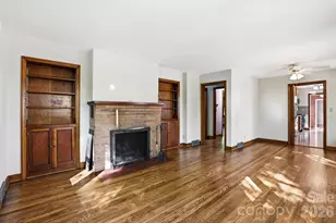 121 Wells St, Hendersonville, NC 28739 - Photo 8