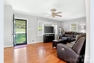 1091 16th Avenue NW, Hickory, NC 28601 - Photo 2