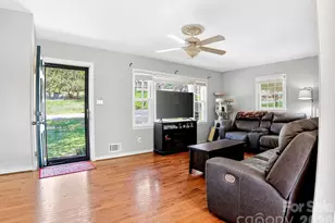 1091 16th Ave NW, Hickory, NC 28601 - Photo 2