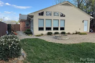 923 1st St NE, Hickory, NC 28601 - Photo 2