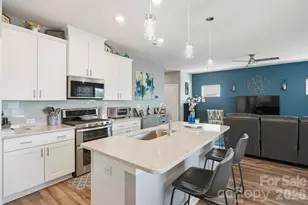 2010 Red Ash Dr, Charlotte, NC 28215 - Photo 6