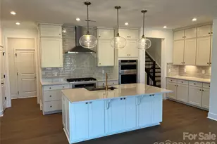 13907 Penbury Ln, Charlotte, NC 28278 - Photo 2