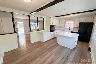 6621 Starcrest Dr, Charlotte, NC 28210 - Photo 2