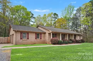 4027 Oakdale Rd, Charlotte, NC 28216 - Photo 2