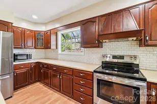 710 Heatherwood Dr, Hendersonville, NC 28792 - Photo 8