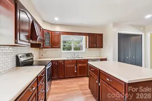 710 Heatherwood Dr, Hendersonville, NC 28792 - Photo 6