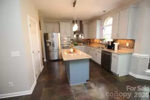 4600 Hanging Ivy Dr, Charlotte, NC 28215 - Photo 8