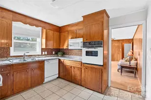 821 Woods Dr, Statesville, NC 28677 - Photo 2