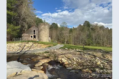 1422 Middle Fork Road, Hendersonville, NC 28792 - Photo 2